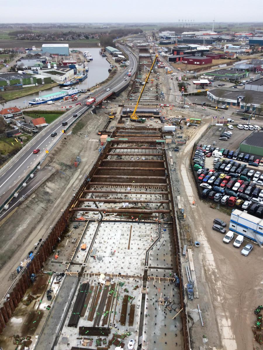 Luchtfoto van de N31 bij Harlingen met het stalen stempelraam in de open bak