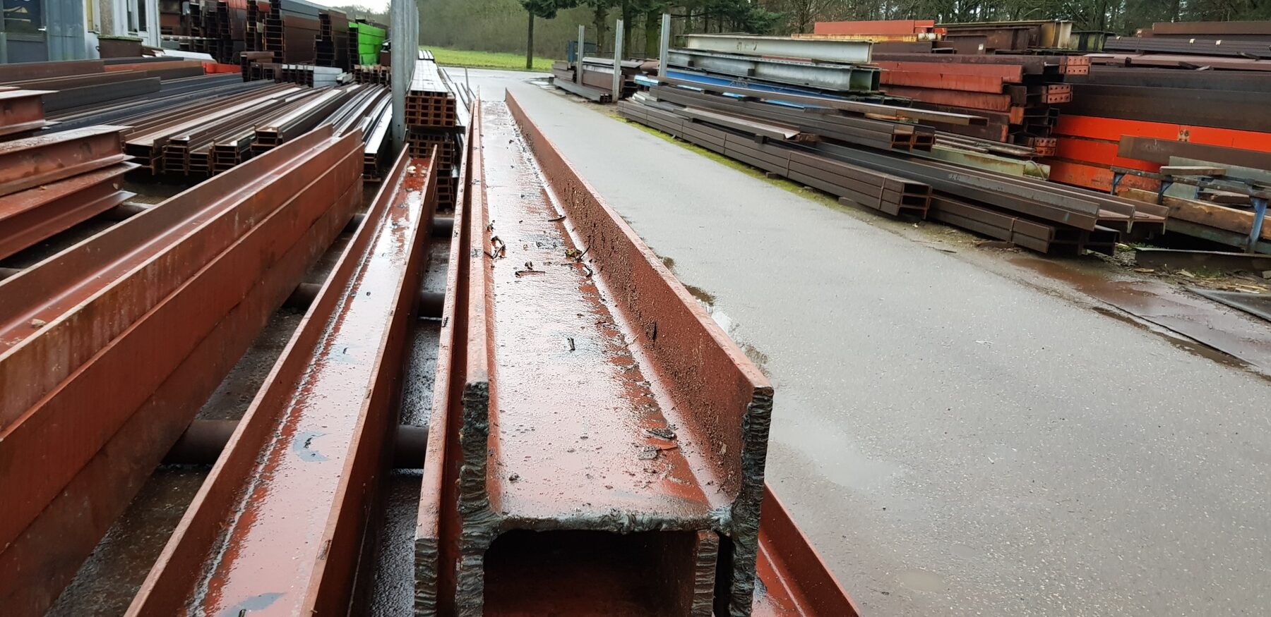 Lange stalen balken naast elkaar op voorraad